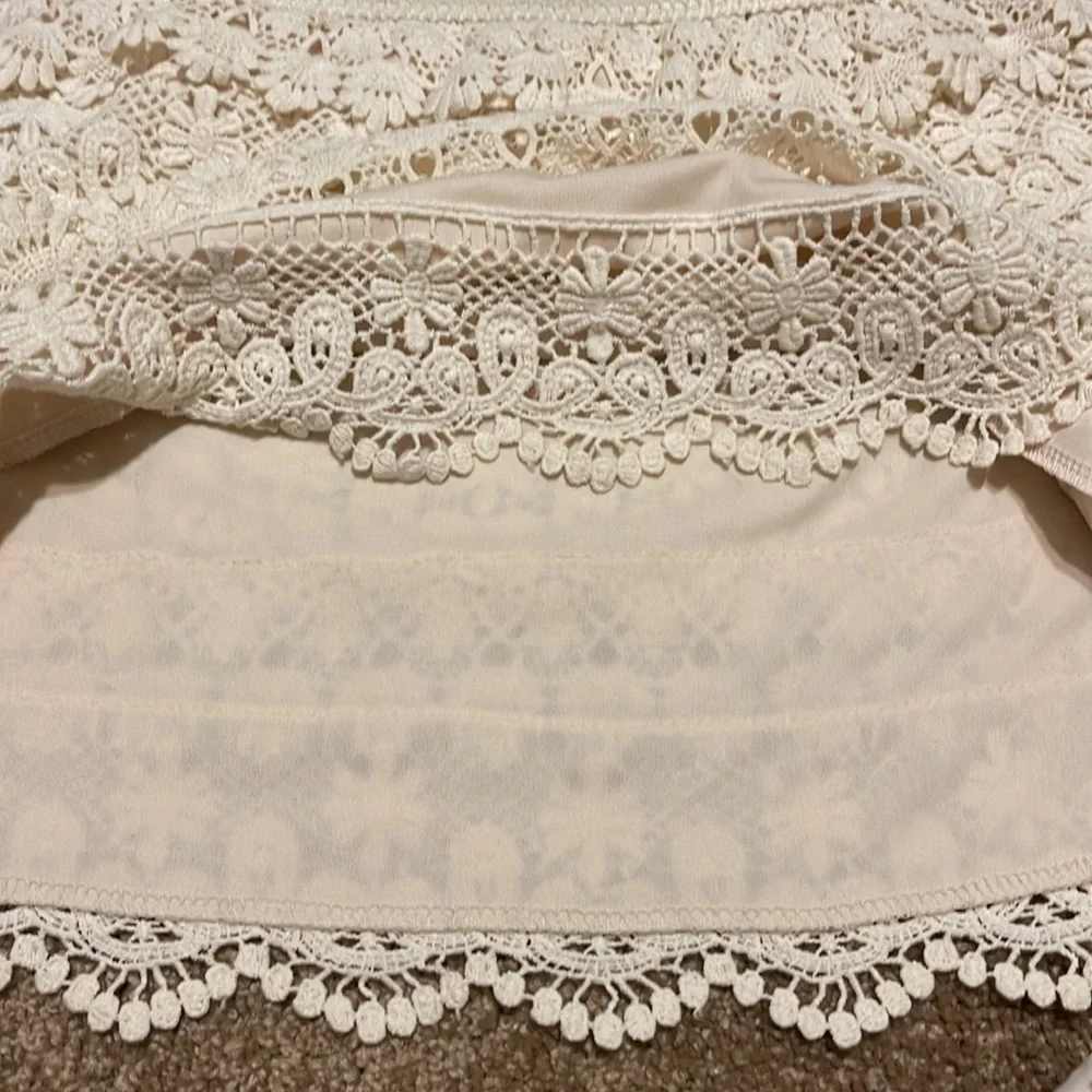 American Rag Cie brand lace mini skirt. Size S
01-11 - Picture 4 of 4